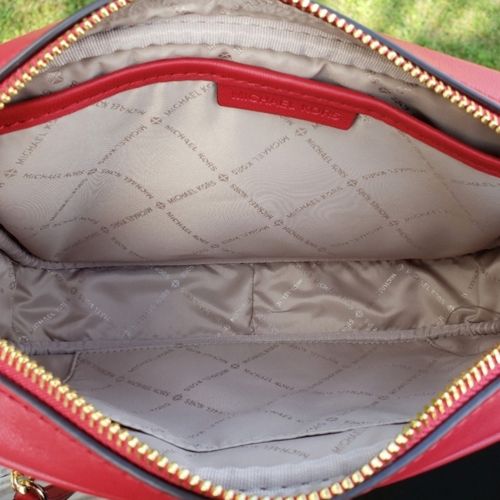 Michael Kors Jet Set Giftables LG Crossbody - Picture 3 of 6